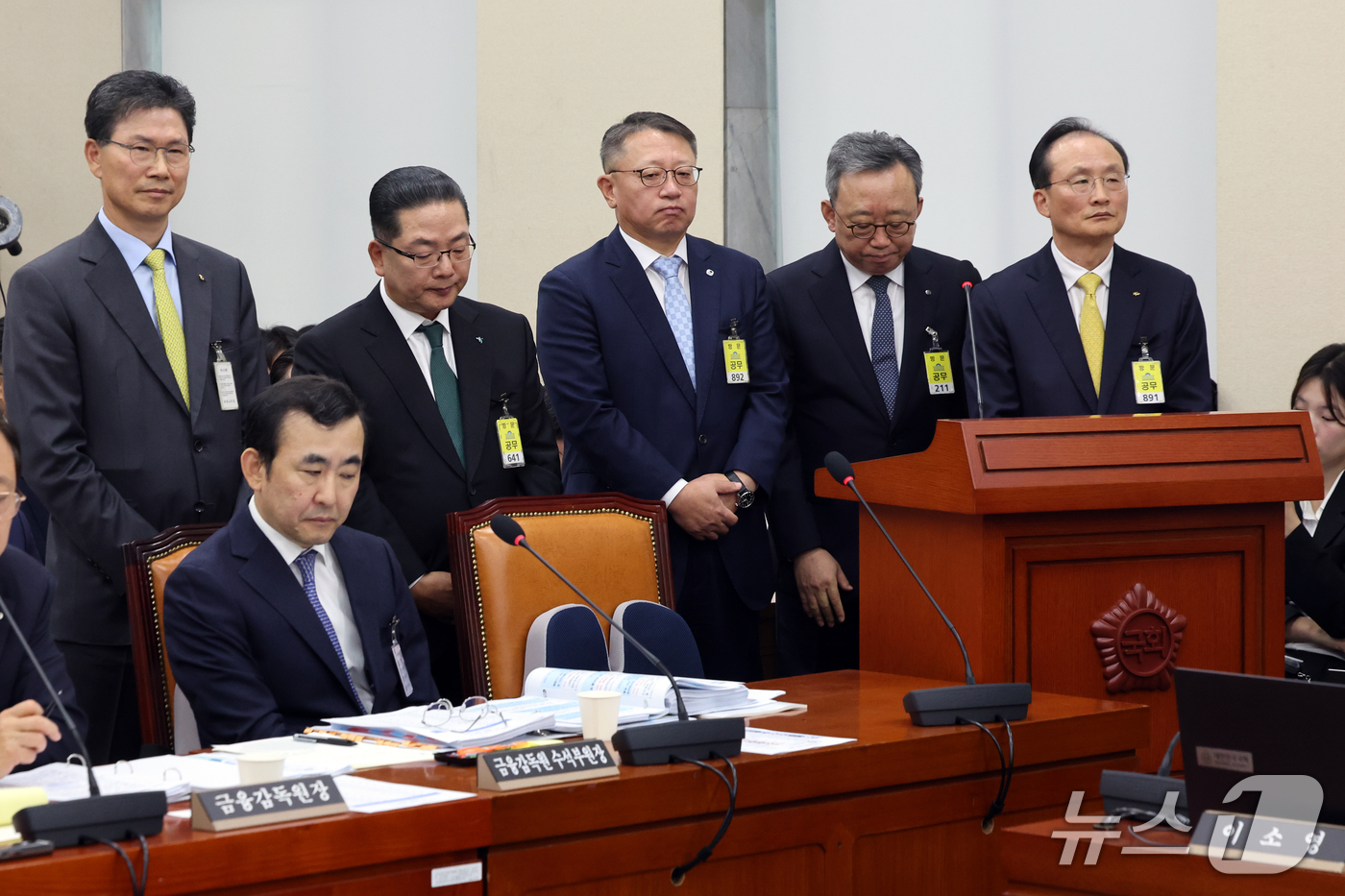 (서울=뉴스1) 황기선 기자 = 이환주 KB국민은행장과 정상혁 신한은행장, 이호성 하나은행장, 정진완 우리은행장, 강태영 NH농협은행장이 19일 서울 여의도 국회 정무위원회의에서 …