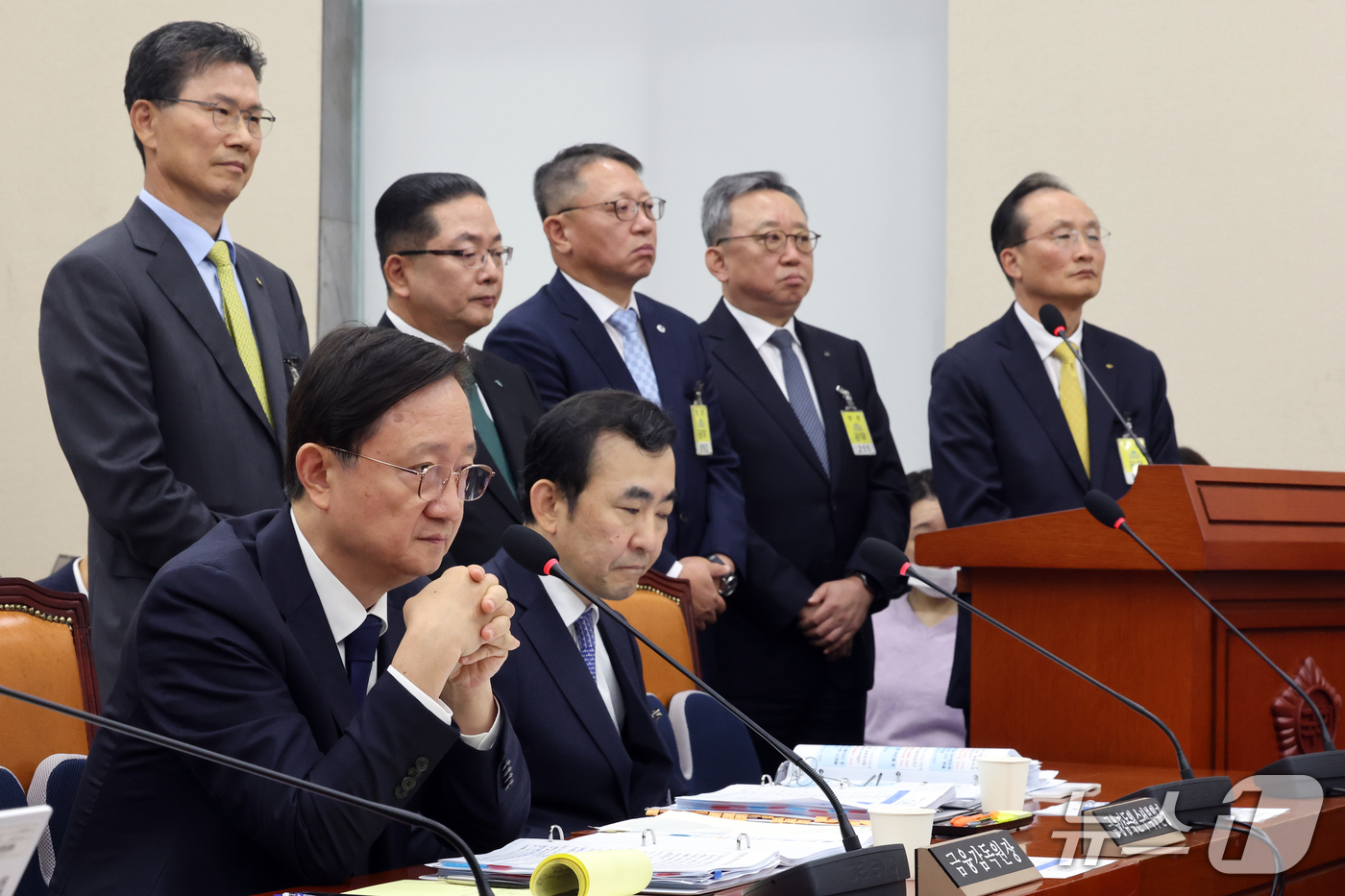 (서울=뉴스1) 황기선 기자 = 이찬진 금융감독원장과 5대은행장이 19일 서울 여의도 국회 정무위원회의에서 열린 금융감독원 등에 대한 국정감사에서 의원 질의를 경청하고 있다.뒷줄 …