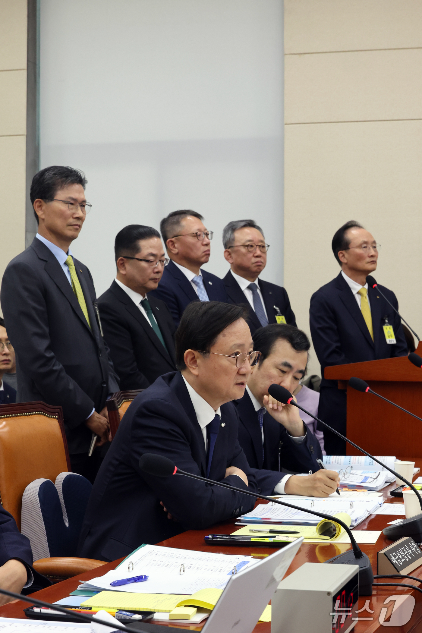 (서울=뉴스1) 황기선 기자 = 이찬진 금융감독원장과 5대은행장이 19일 서울 여의도 국회 정무위원회의에서 열린 금융감독원 등에 대한 국정감사에서 의원 질의를 경청하고 있다.뒷줄 …