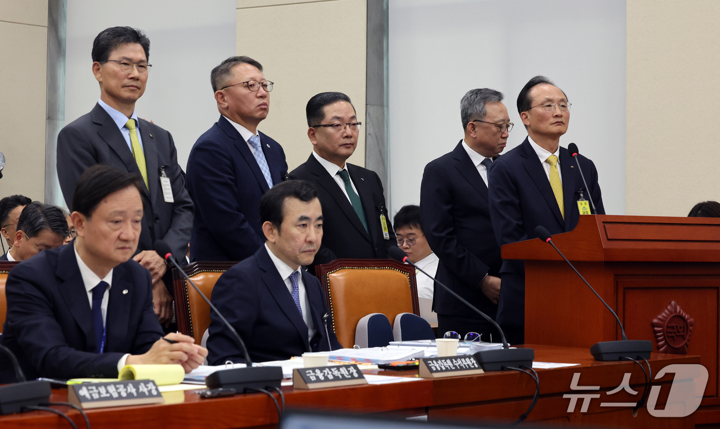 (서울=뉴스1) 황기선 기자 = 이찬진 금융감독원장과 5대은행장이 19일 서울 여의도 국회 정무위원회의에서 열린 금융감독원 등에 대한 국정감사에서 의원 질의를 경청하고 있다.뒷줄 …