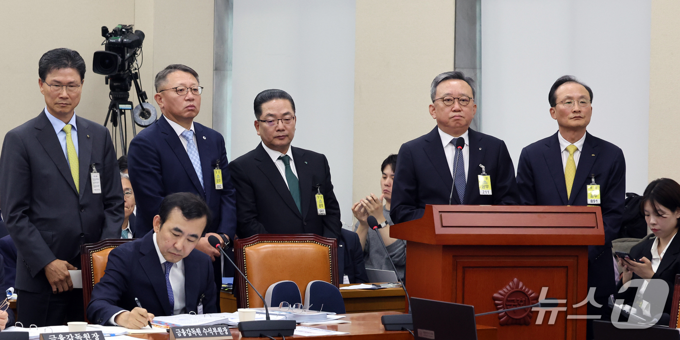(서울=뉴스1) 황기선 기자 = 이환주 KB국민은행장과 정상혁 신한은행장, 이호성 하나은행장, 정진완 우리은행장, 강태영 NH농협은행장이 19일 서울 여의도 국회 정무위원회의에서 …