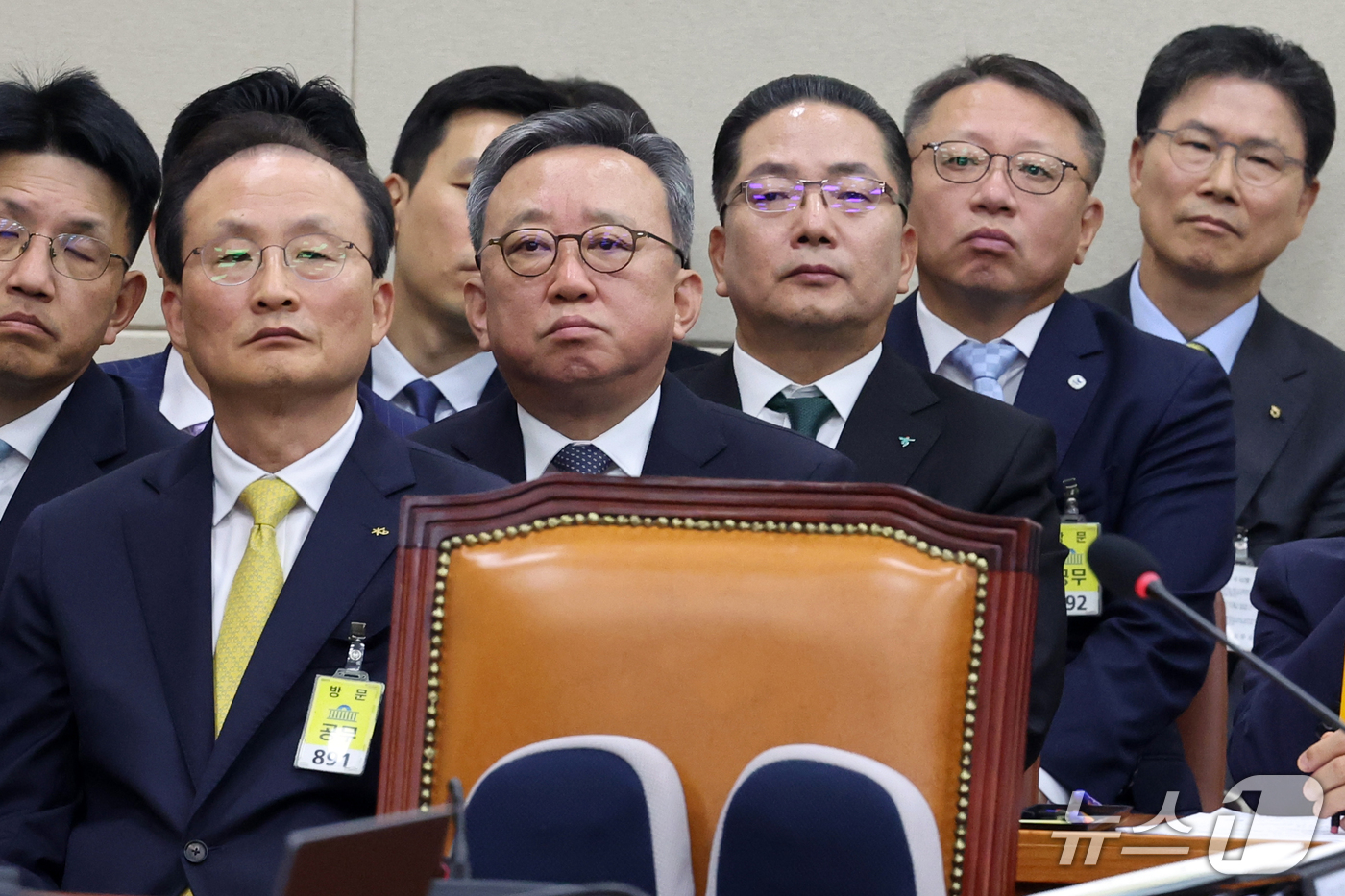 (서울=뉴스1) 황기선 기자 = 이환주 KB국민은행장과 정상혁 신한은행장, 이호성 하나은행장, 정진완 우리은행장, 강태영 NH농협은행장이 19일 서울 여의도 국회 정무위원회의에서 …