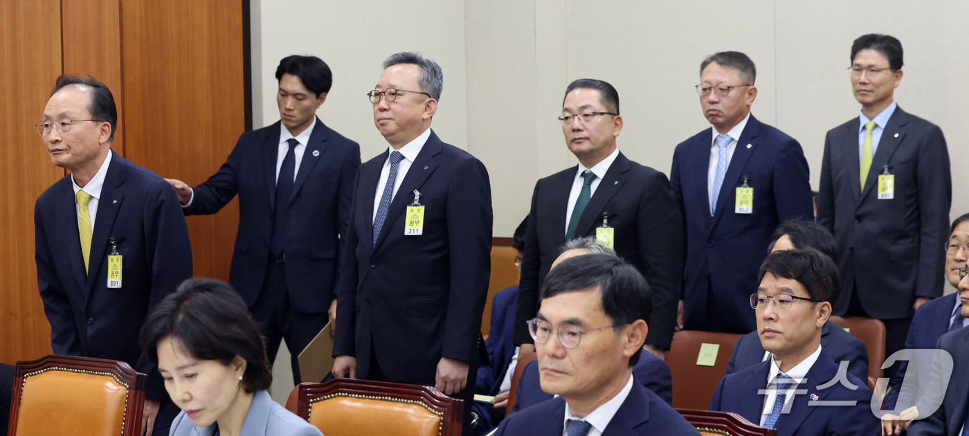 (서울=뉴스1) 황기선 기자 = 이환주 KB국민은행장과 정상혁 신한은행장, 이호성 하나은행장, 정진완 우리은행장, 강태영 NH농협은행장이 19일 서울 여의도 국회 정무위원회의에서 …