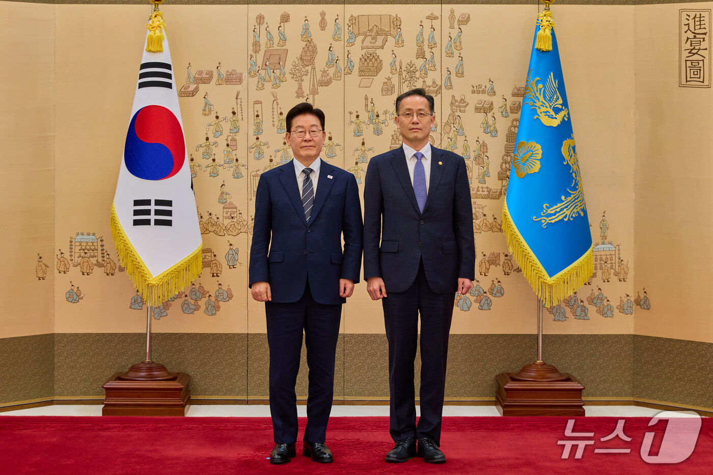 (서울=뉴스1) 이재명 기자 = 이재명 대통령이 19일 청와대에서 이형일 부총리 겸 재정경제부 장관에게 임명장을 수여한 후 기념촬영을 하고 있다. (청와대 제공. 재판매 및 DB …