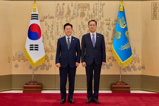 이재명 대통령, 이형일 부총리에게 임명장 수여