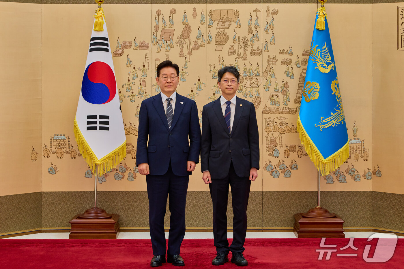 (서울=뉴스1) 이재명 기자 = 이재명 대통령이 19일 청와대에서 홍지선 국토교통부 장관에게 임명장을 수여한 후 기념촬영을 하고 있다. (청와대 제공. 재판매 및 DB 금지) 20 …