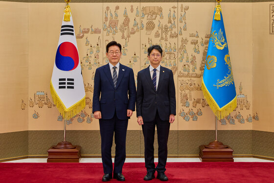 이재명 대통령, 홍지선 국토교통부 장관에게 임명장 수여