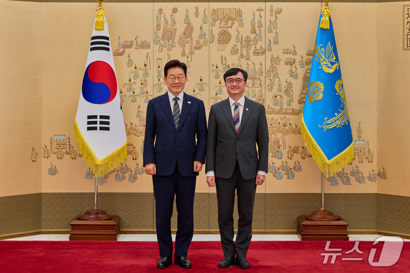 (서울=뉴스1) 이재명 기자 = 이재명 대통령이 19일 청와대에서 임기근 국무조정실장에게 임명장을 수여한 후 기념촬영을 하고 있다. (청와대 제공. 재판매 및 DB 금지) 2026 …