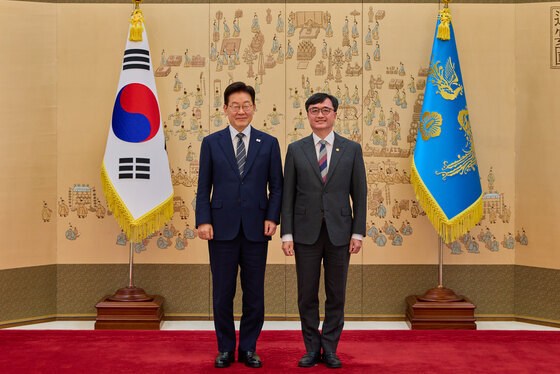 이재명 대통령, 임기근 국조실장에게 임명장 수여