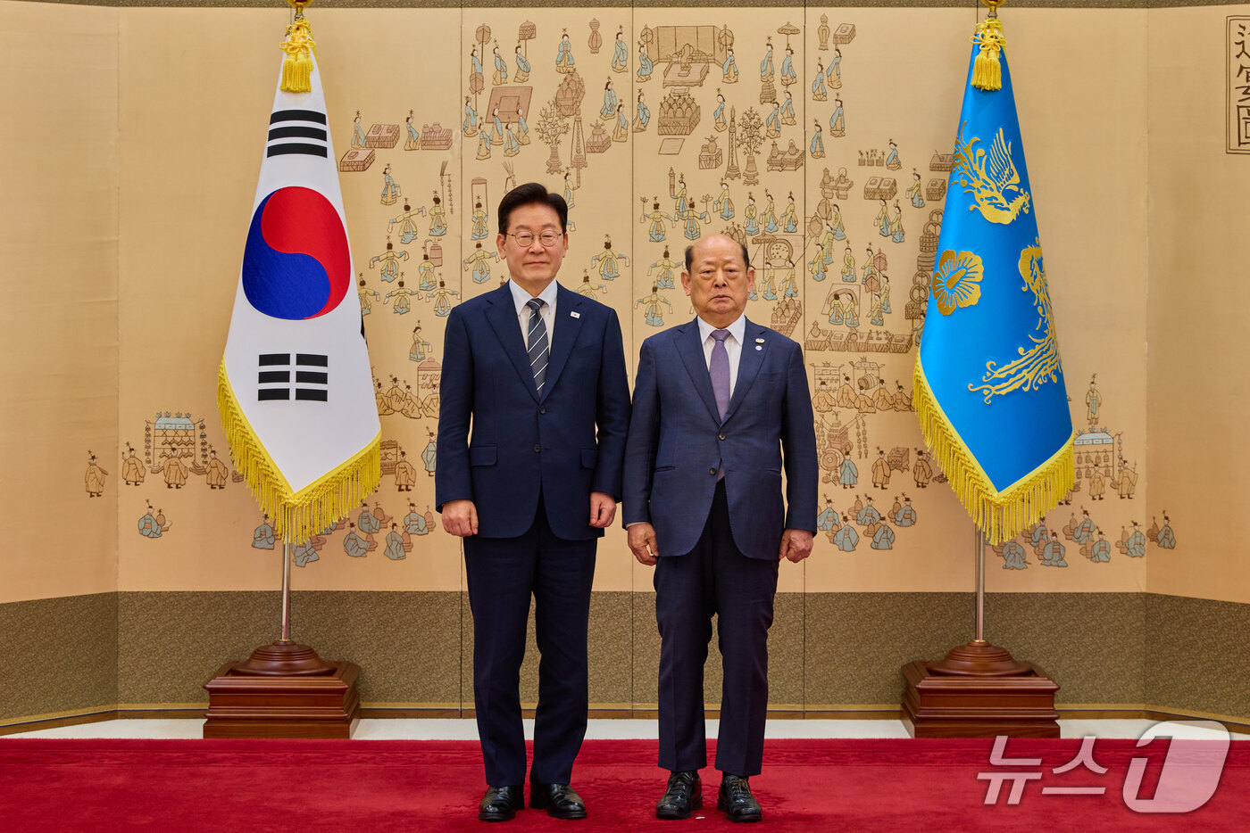 (서울=뉴스1) 이재명 기자 = 이재명 대통령이 19일 청와대에서 송두환 이태원 참사 특조위원장에게 임명장을 수여한 후 기념촬영을 하고 있다. (청와대 제공. 재판매 및 DB 금지 …