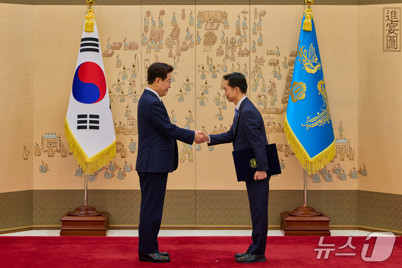 (서울=뉴스1) 이재명 기자 = 이재명 대통령이 19일 청와대에서 김지용 중대범죄수사청장에게 임명장을 수여하고 있다. (청와대 제공. 재판매 및 DB 금지) 2026.10.19/뉴 …