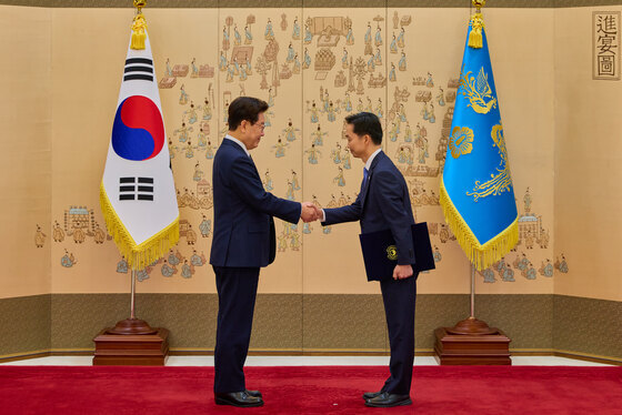 김지용 중수청장에게 임명장 수여하는 이재명 대통령