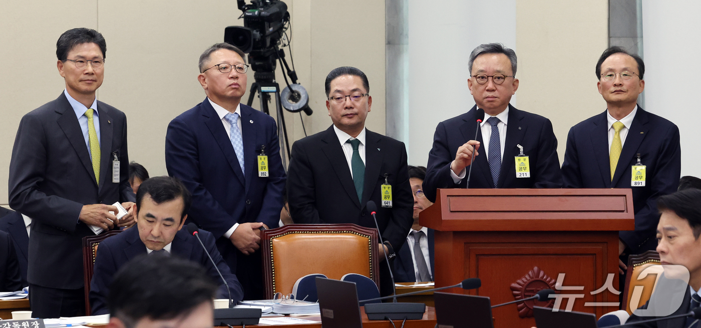 (서울=뉴스1) 황기선 기자 = 이환주 KB국민은행장과 정상혁 신한은행장, 이호성 하나은행장, 정진완 우리은행장, 강태영 NH농협은행장이 19일 서울 여의도 국회 정무위원회의에서 …