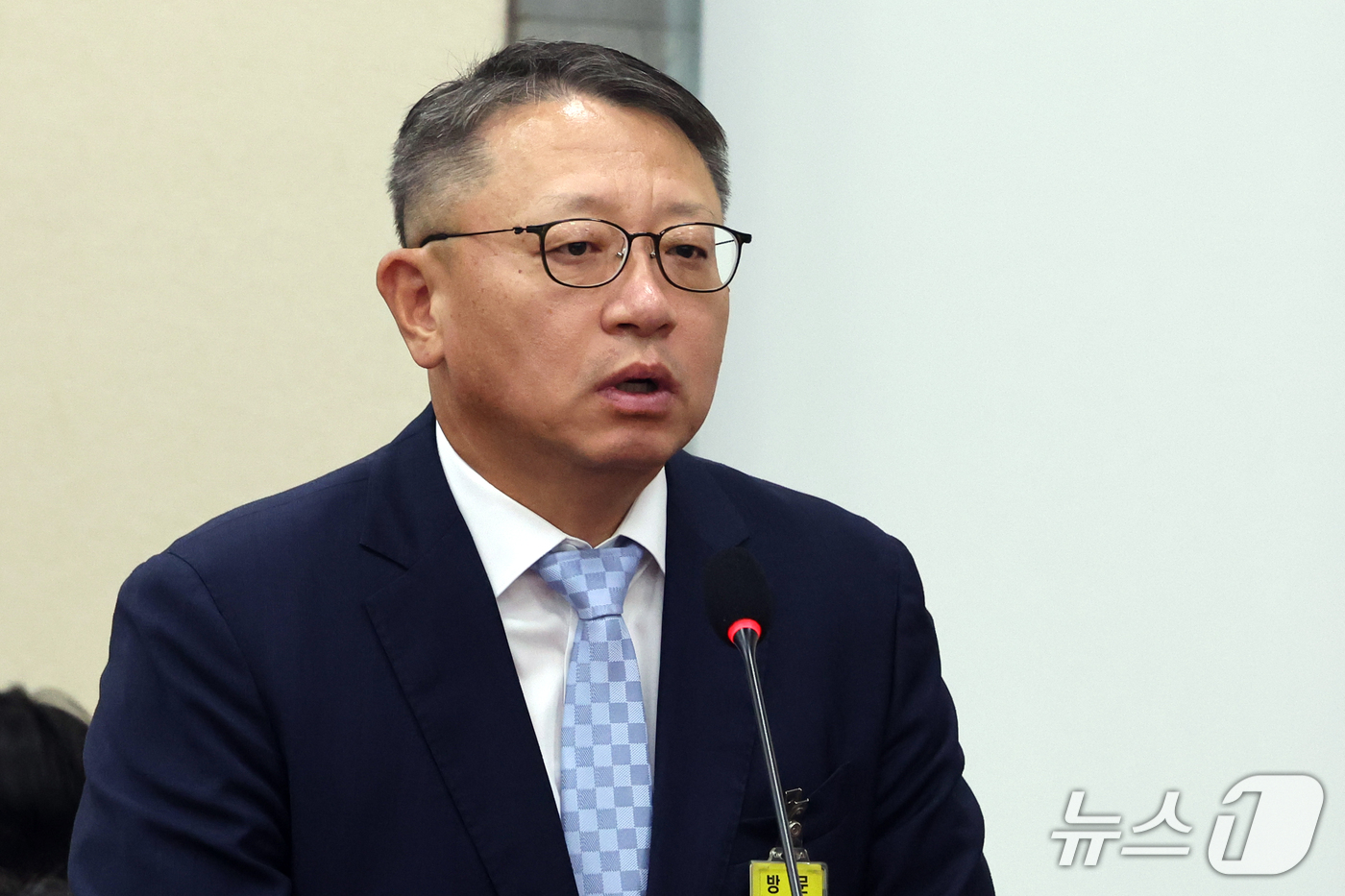 (서울=뉴스1) 황기선 기자 = 정진완 우리은행장이 19일 서울 여의도 국회 정무위원회의에서 열린 금융감독원 등에 대한 국정감사에서 의원 질의에 답하고 있다.  2026.10.19 …
