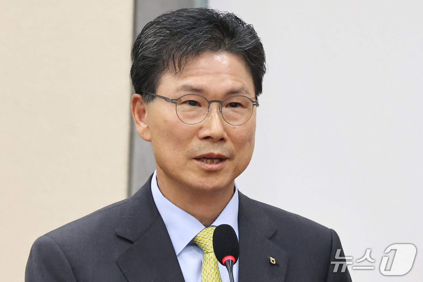 (서울=뉴스1) 황기선 기자 = 강태영 NH농협은행장이 19일 서울 여의도 국회 정무위원회의에서 열린 금융감독원 등에 대한 국정감사에서 의원 질의에 답하고 있다.  2026.10. …