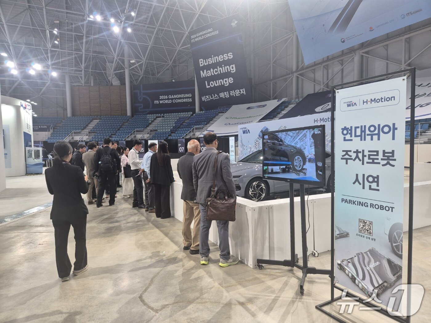 본문 이미지 - 2026 강릉 ITS 세계총회 전시장 내 마련된 현대위아 주차로봇 시연장.2026.10.20/뉴스1 윤왕근 기자