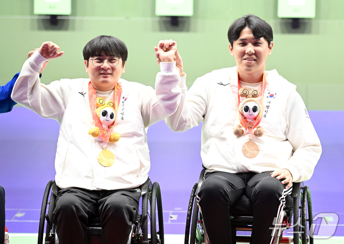 (나고야=뉴스1) 사진공동취재단 = 19일 일본 아이치현 종합사격경기장에서 열린 '제5회 아이치-나고야 아시안 패러게임' 혼성 공기소총 10m에서 금메달을 차지 한 서훈태와 동메달 …