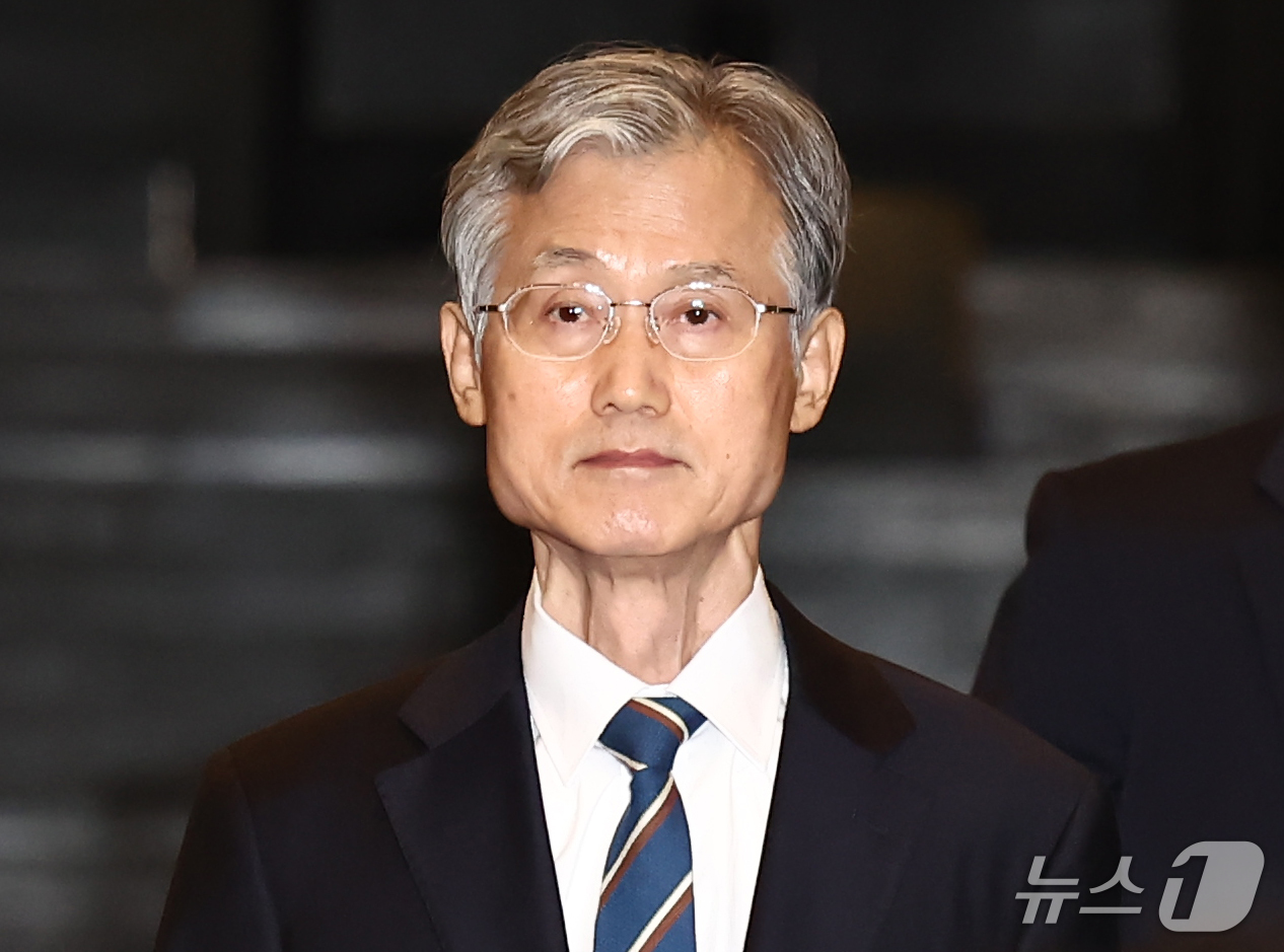 (서울=뉴스1) 김민지 기자 = 더불어민주당이 조희대 대법원장 탄핵 논의에 공식 착수하겠다고 밝힌 19일 조 대법원장이 서울 서초구 대법원에서 퇴근하고 있다. 2026.10.19/ …