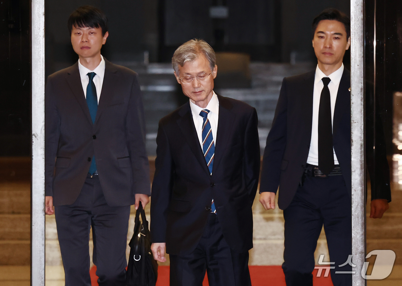 (서울=뉴스1) 김민지 기자 = 더불어민주당이 조희대 대법원장 탄핵 논의에 공식 착수하겠다고 밝힌 19일 조 대법원장이 서울 서초구 대법원에서 퇴근하고 있다. 2026.10.19/ …
