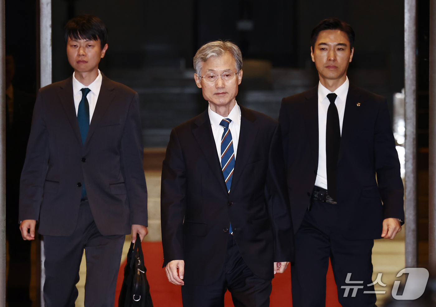 (서울=뉴스1) 김민지 기자 = 더불어민주당이 조희대 대법원장 탄핵 논의에 공식 착수하겠다고 밝힌 19일 조 대법원장이 서울 서초구 대법원에서 퇴근하고 있다. 2026.10.19/ …