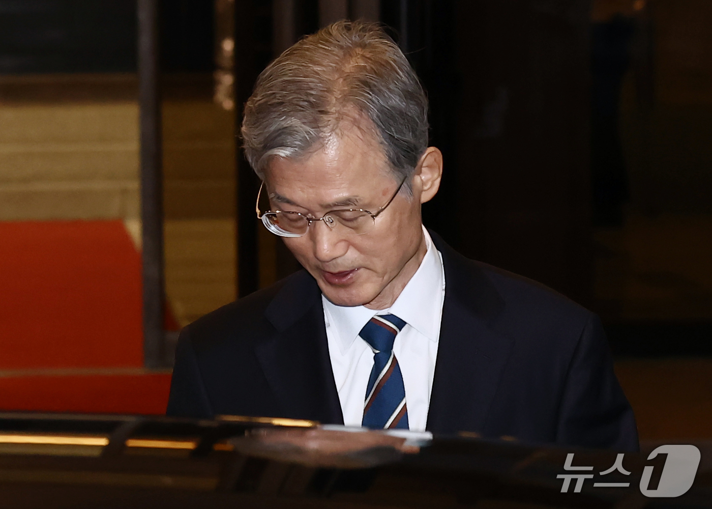 (서울=뉴스1) 김민지 기자 = 더불어민주당이 조희대 대법원장 탄핵 논의에 공식 착수하겠다고 밝힌 19일 조 대법원장이 서울 서초구 대법원에서 퇴근하고 있다. 2026.10.19/ …