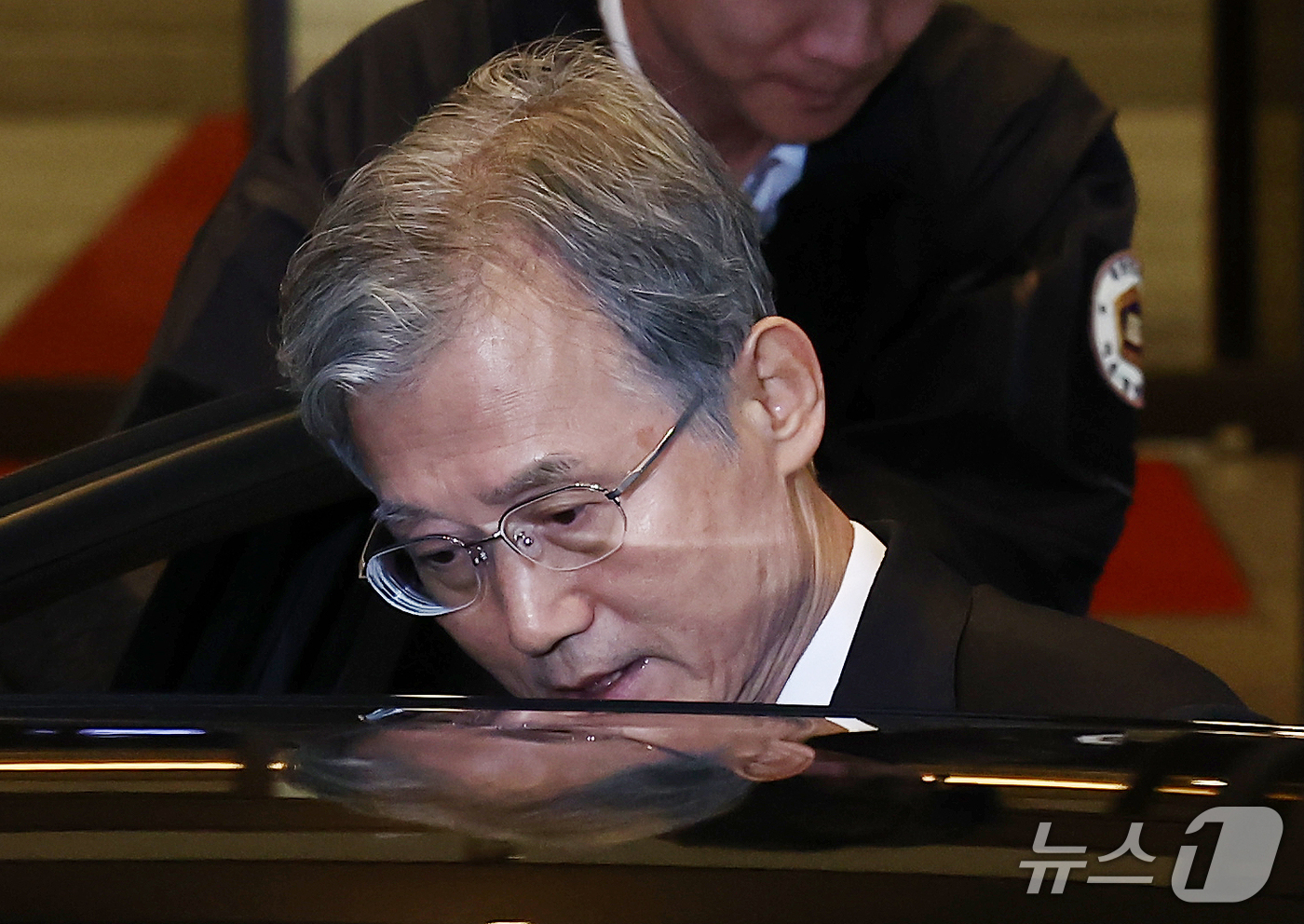 (서울=뉴스1) 김민지 기자 = 더불어민주당이 조희대 대법원장 탄핵 논의에 공식 착수하겠다고 밝힌 19일 조 대법원장이 서울 서초구 대법원에서 퇴근하고 있다. 2026.10.19/ …
