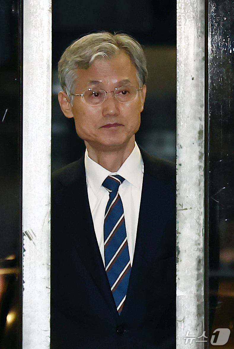 (서울=뉴스1) 김민지 기자 = 더불어민주당이 조희대 대법원장 탄핵 논의에 공식 착수하겠다고 밝힌 19일 조 대법원장이 서울 서초구 대법원에서 퇴근하고 있다. 2026.10.19/ …