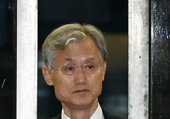 굳은 표정으로 대법원 나서는 조희대 대법원장