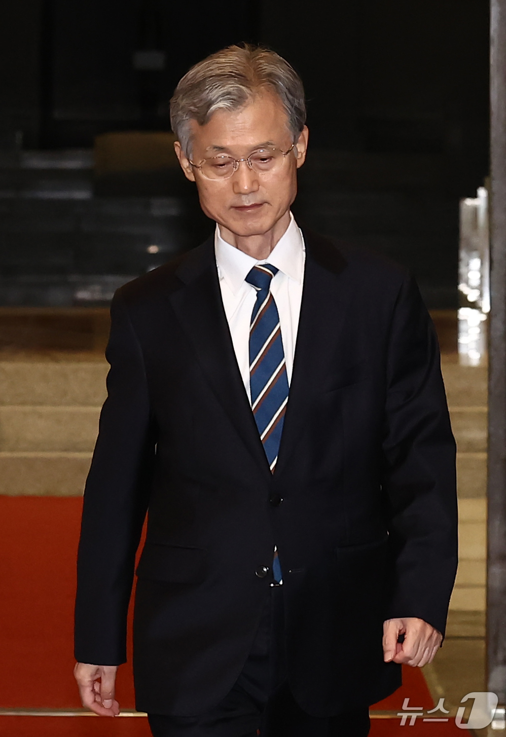 (서울=뉴스1) 김민지 기자 = 더불어민주당이 조희대 대법원장 탄핵 논의에 공식 착수하겠다고 밝힌 19일 조 대법원장이 서울 서초구 대법원에서 퇴근하고 있다. 2026.10.19/ …