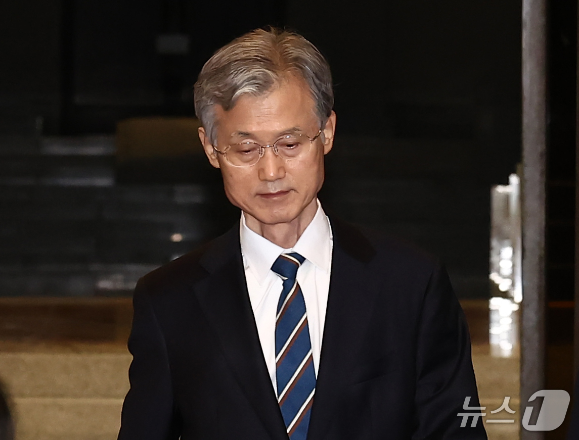 (서울=뉴스1) 김민지 기자 = 더불어민주당이 조희대 대법원장 탄핵 논의에 공식 착수하겠다고 밝힌 19일 조 대법원장이 서울 서초구 대법원에서 퇴근하고 있다. 2026.10.19/ …