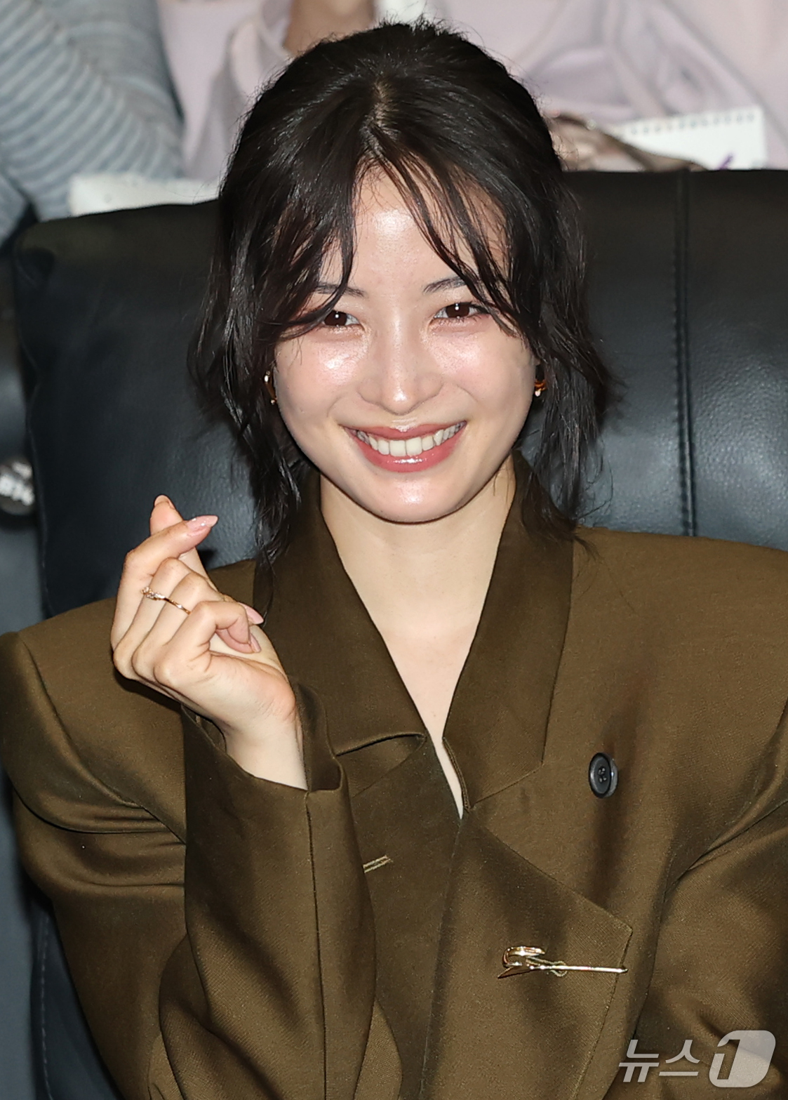 (서울=뉴스1) 권현진 기자 = 일본 배우 히로세 스즈가 19일 서울 송파구 롯데시네마 월드타워점에서 국내 개봉을 앞두고 열린 일본 영화 '그대, 별처럼' 무대인사에서 케이 하트를 …