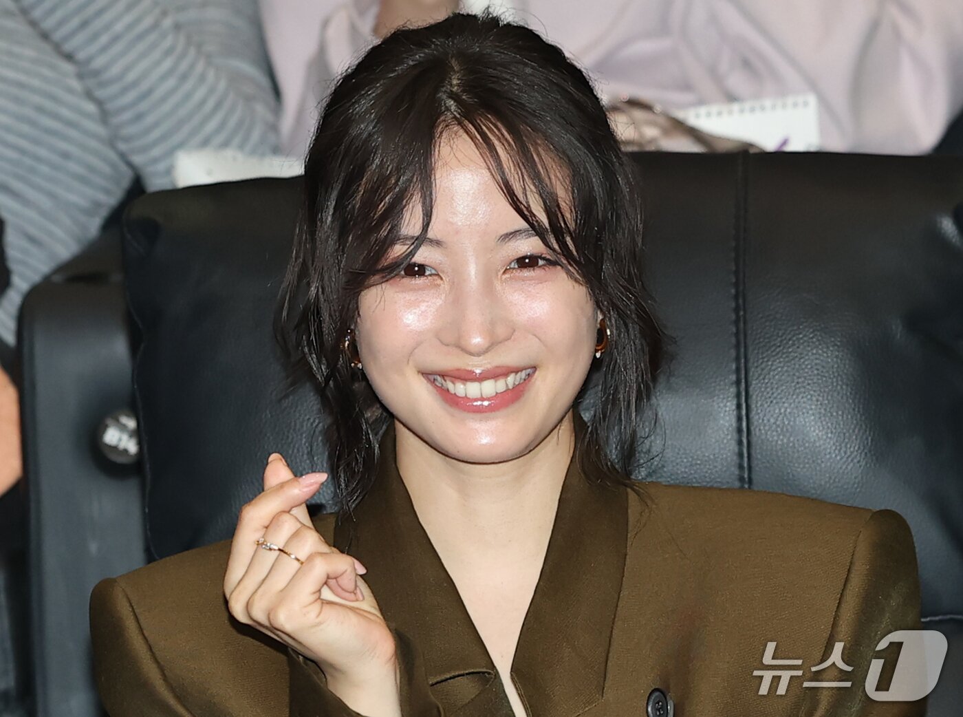 日 톱 배우 히로세 스즈, 케이 하트와 함께