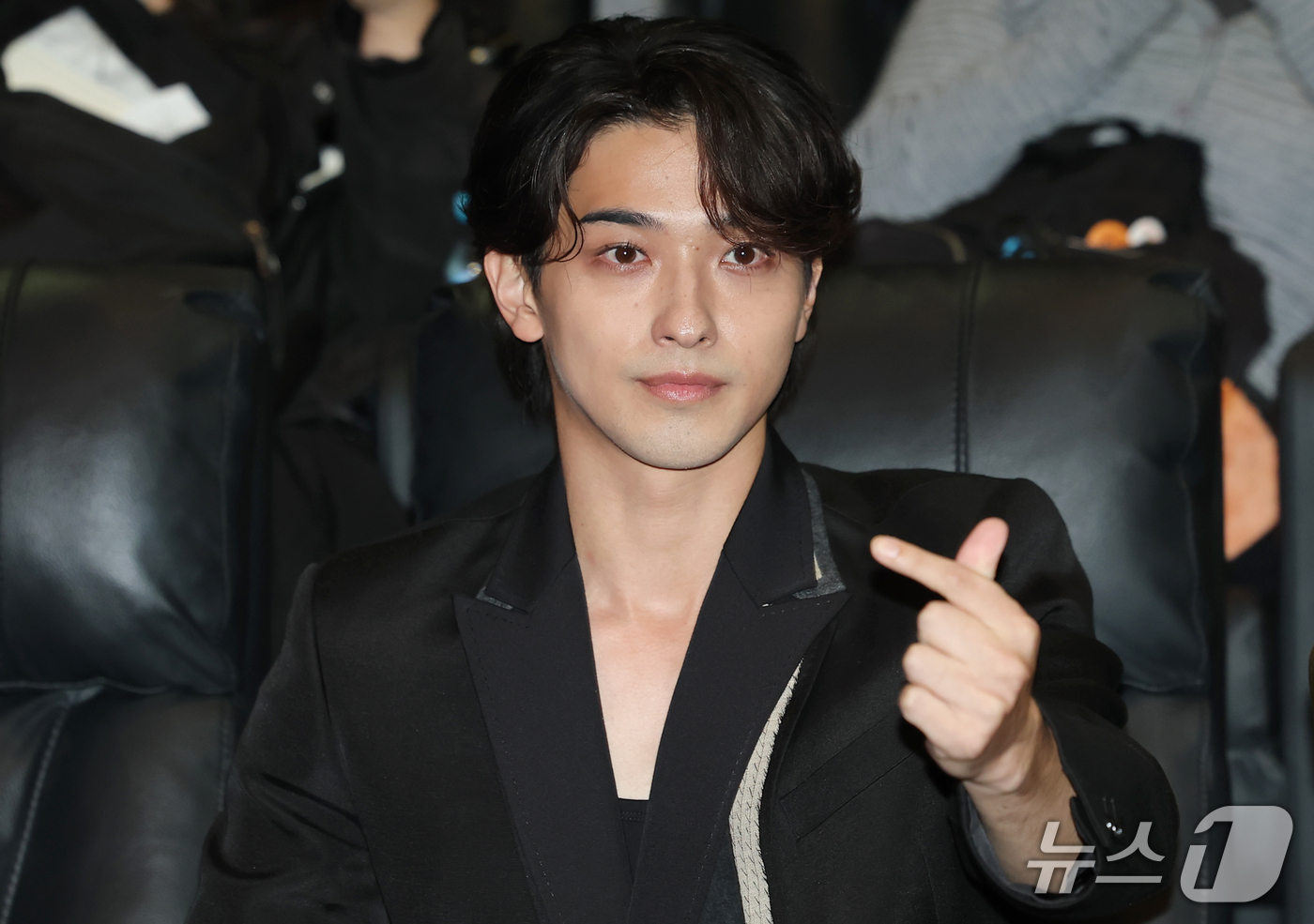(서울=뉴스1) 권현진 기자 = 일본 배우 요코하마 류세이가 19일 서울 송파구 롯데시네마 월드타워점에서 국내 개봉을 앞두고 열린 일본 영화 '그대, 별처럼' 무대인사에서 팬들과 …