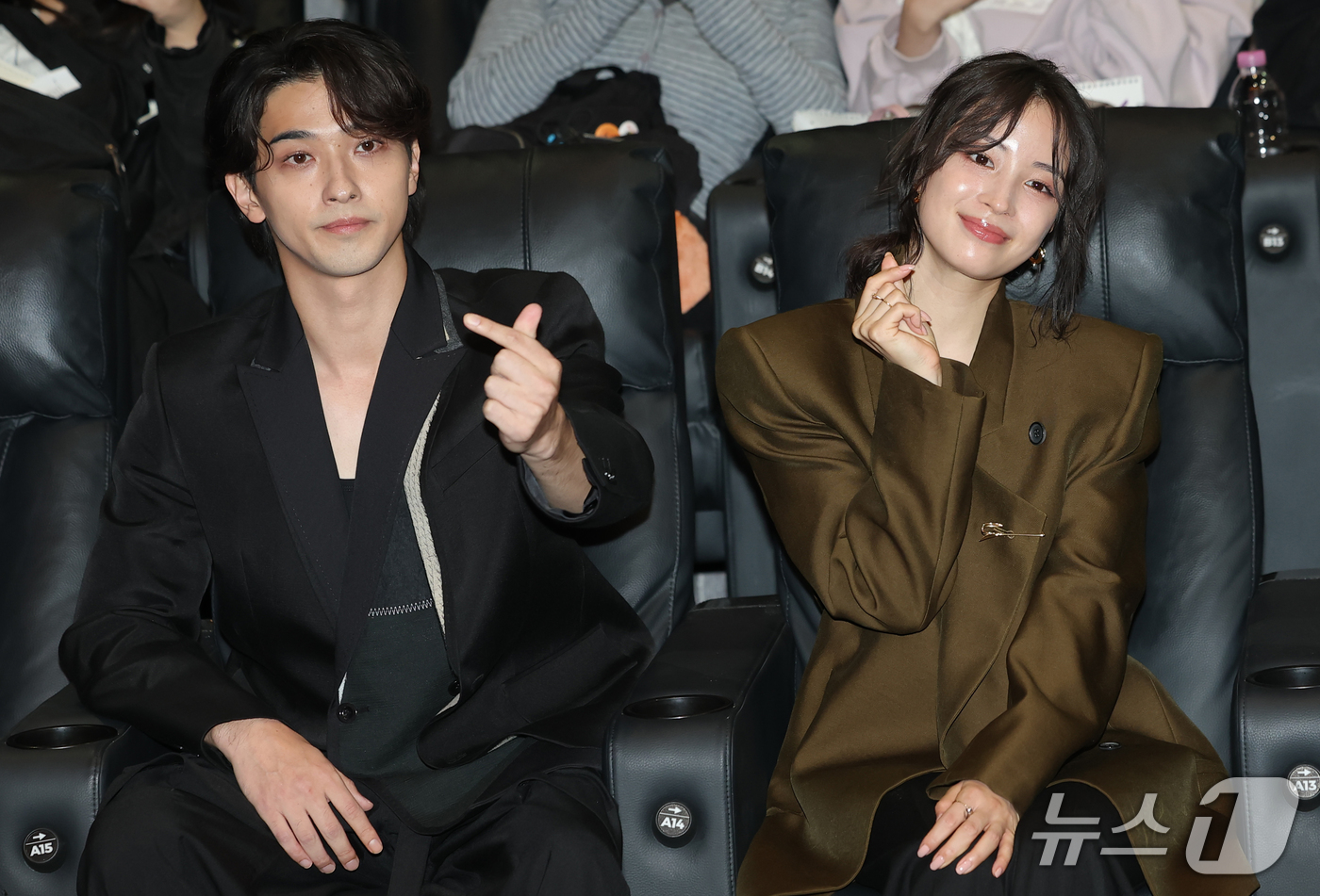 (서울=뉴스1) 권현진 기자 = 일본 배우 요코하마 류세이와 히로세 스즈(오른쪽)가 19일 서울 송파구 롯데시네마 월드타워점에서 국내 개봉을 앞두고 열린 일본 영화 '그대, 별처럼 …