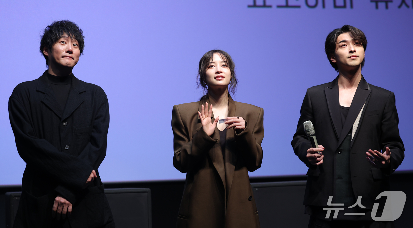 (서울=뉴스1) 권현진 기자 = 후지이 미치히토 감독(왼쪽부터)와 일본 배우 히로세 스즈, 요코하마 류세이가 19일 서울 송파구 롯데시네마 월드타워점에서 국내 개봉을 앞두고 열린 …