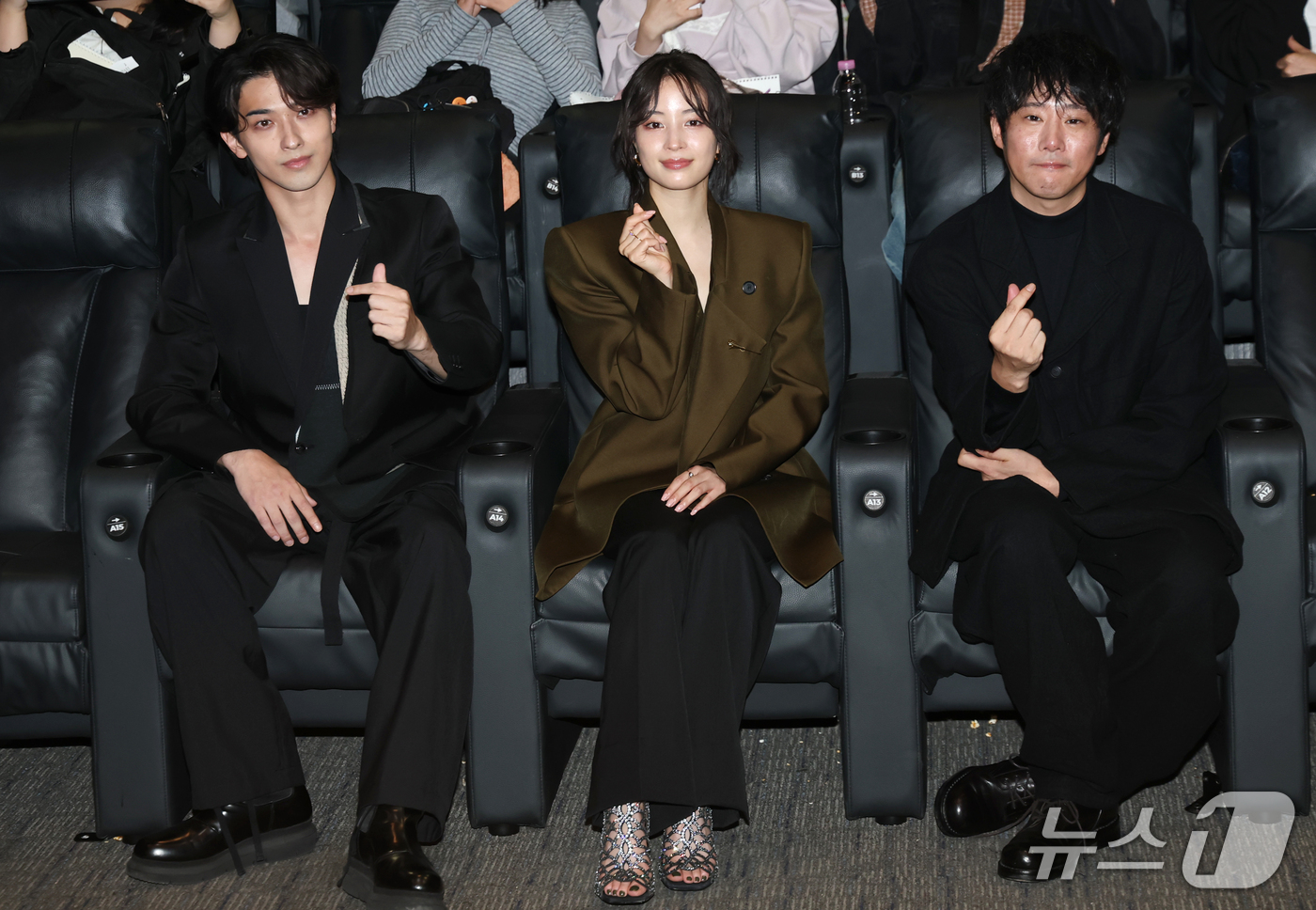 (서울=뉴스1) 권현진 기자 = 일본 배우 요코하마 류세이(왼쪽부터)와 히로세 스즈, 후지이 미치히토 감독이 19일 서울 송파구 롯데시네마 월드타워점에서 국내 개봉을 앞두고 열린 …