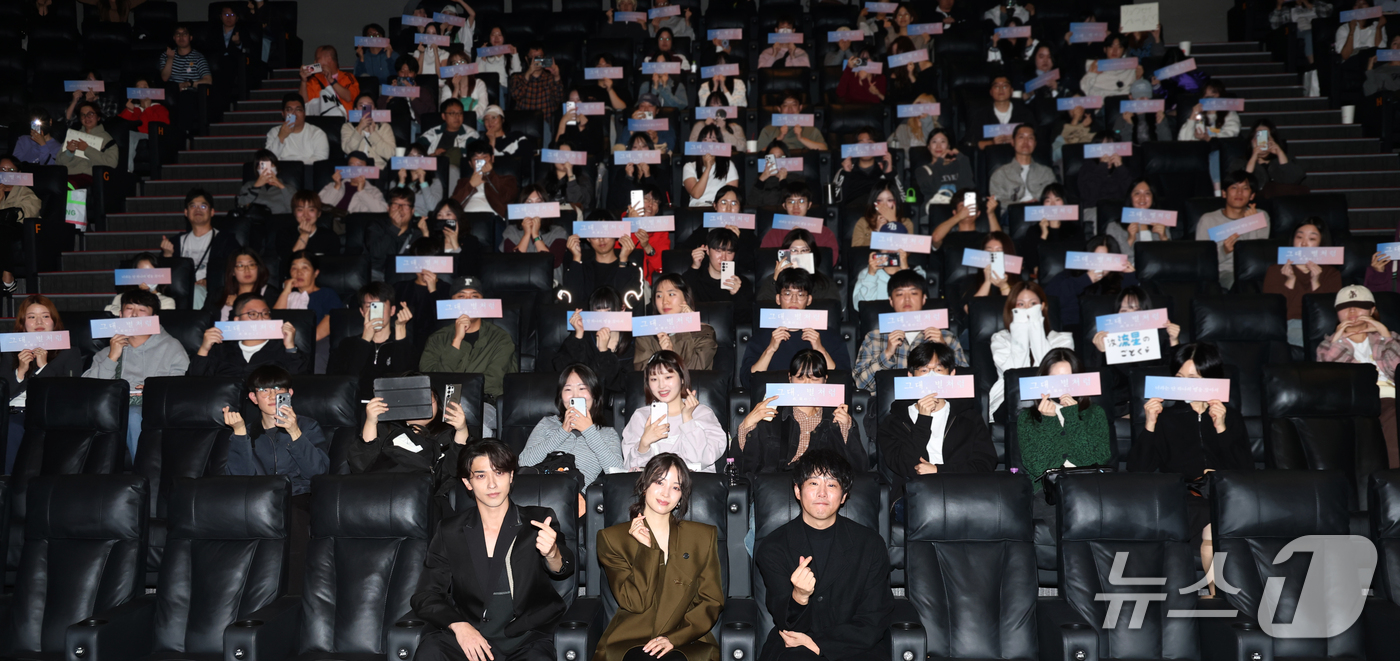 (서울=뉴스1) 권현진 기자 = 일본 배우 요코하마 류세이(왼쪽부터)와 히로세 스즈, 후지이 미치히토 감독이 19일 서울 송파구 롯데시네마 월드타워점에서 국내 개봉을 앞두고 열린 …