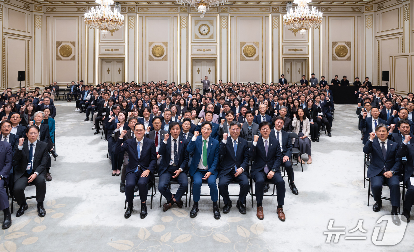 (서울=뉴스1) 이재명 기자 = 임광현 신임 비서실장이 19일 청와대에서 열린 직원과의 대화에서 기념촬영을 하고 있다. (청와대 제공. 재판매 및 DB 금지) 2026.10.19/ …
