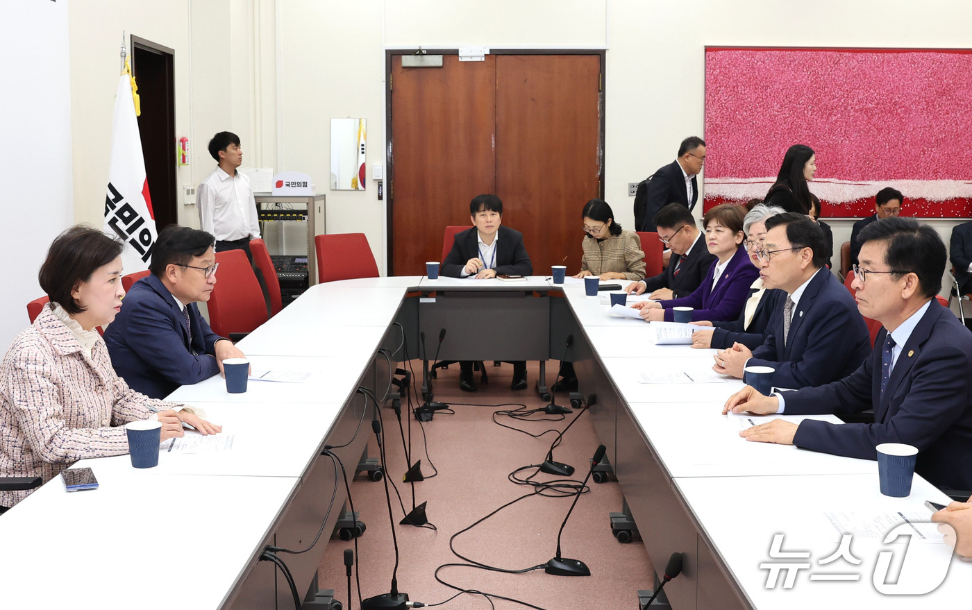 (서울=뉴스1) = 정근식 서울시교육감이 19일 서울 영등포구 국회에서 전국시도교육감들과 함께 정점식 국민의힘 원내대표를 만나 지방교육재정교부금 관련 현안을 논의하고 있다. (서울 …