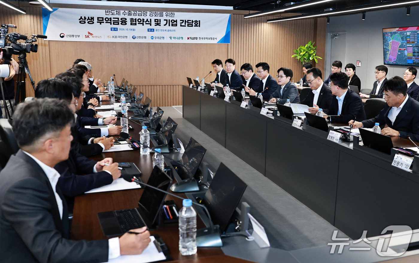 (서울=뉴스1) = 김정관 산업통상부 장관이 19일 오후 경기도 용인 일반산단을 방문해 소부장 기업들과 간담회를 하고 있다. (산업통싱부 제공. 재판매 및 DB 금지) 2026.1 …