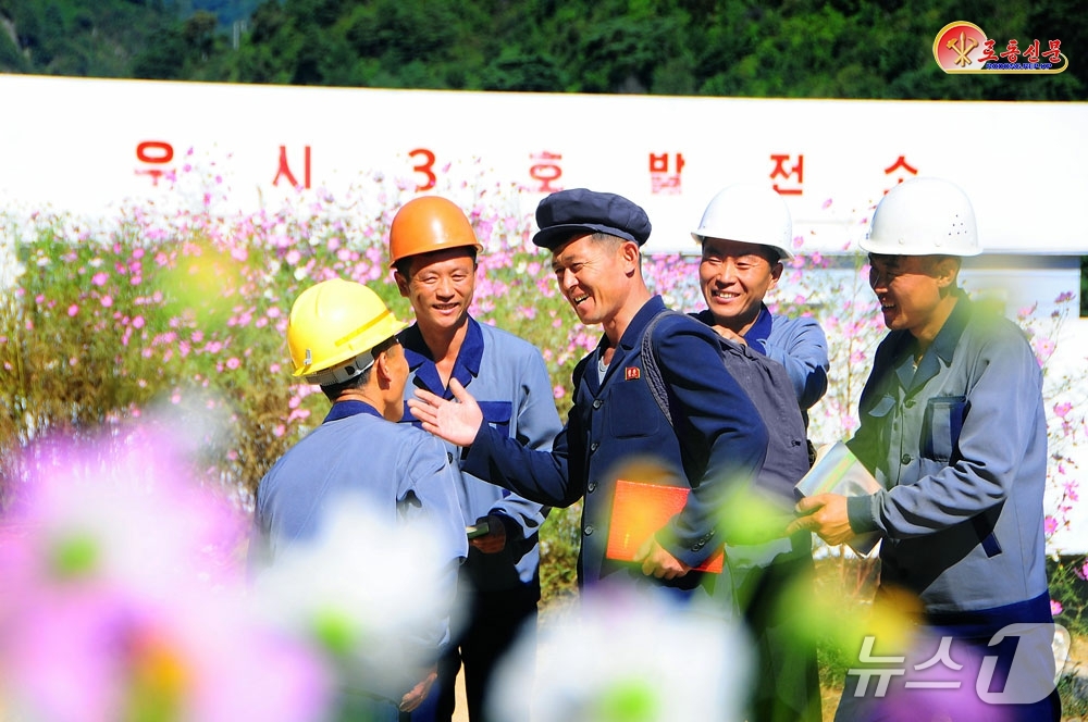 (평양 노동신문=뉴스1) = 북한 노동당 기관지 노동신문은 2일 "생산자 대중의 혁명열, 투쟁열을 북돋기 위해 우시3호발전소를 찾은 자강도 우시군 당위원회 간부의 모습을 소개했다. …