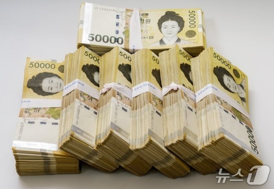 쓰레기봉투 담긴 2500만원 현금…주인 안 나타나 60대 발견자 품으로