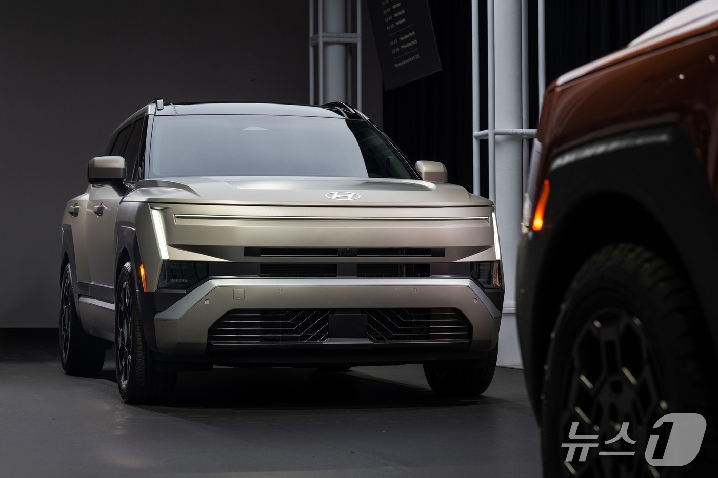 (서울=뉴스1) = 현대자동차는 미국 뉴욕에서 '디 올 뉴 투싼(The all-new TUCSON) 월드 프리미어'를 열고, 전 세계 미디어와 인플루언서들에게 신형 투싼을 공개했다 …