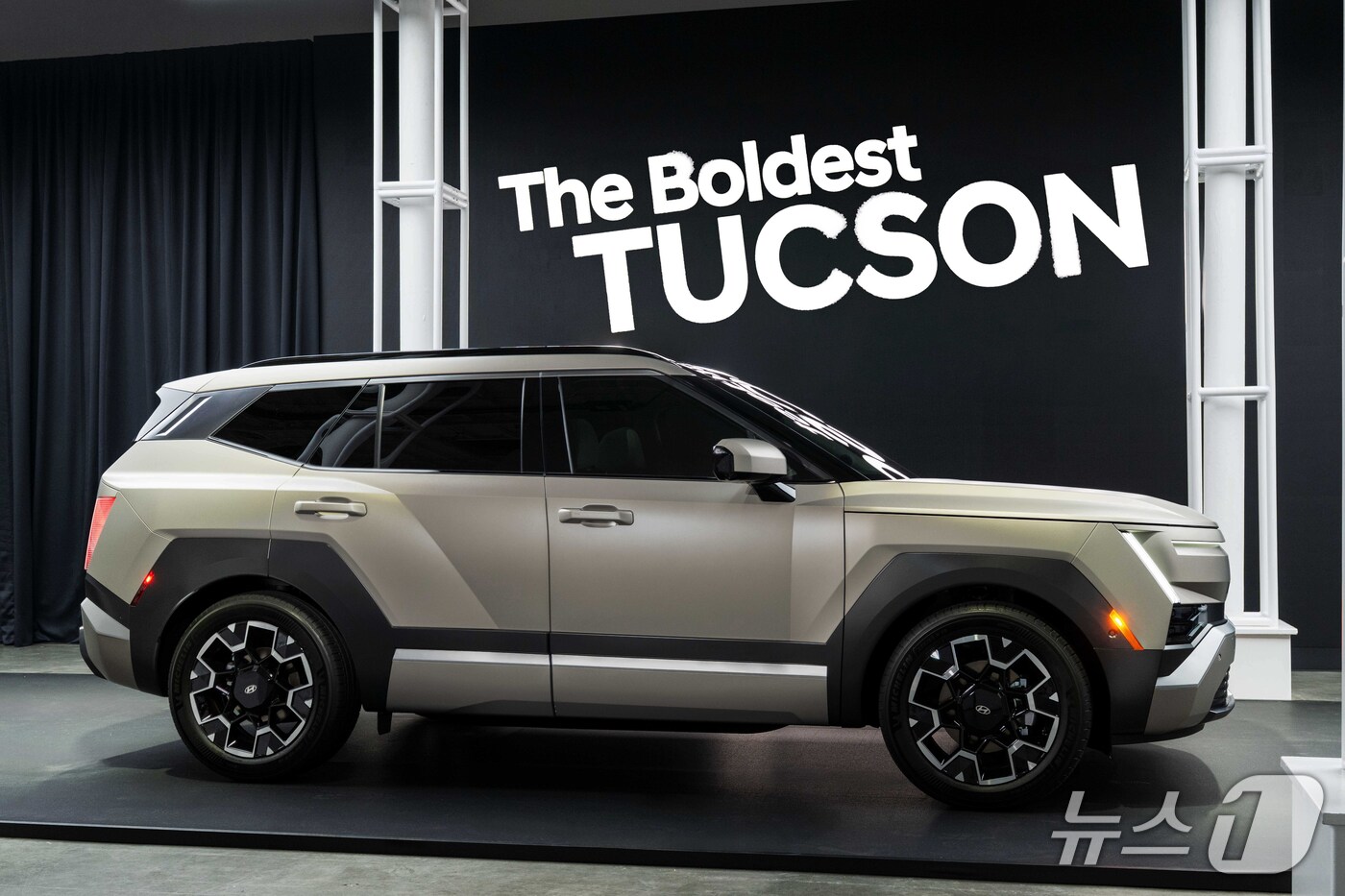 (서울=뉴스1) = 현대자동차는 미국 뉴욕에서 '디 올 뉴 투싼(The all-new TUCSON) 월드 프리미어'를 열고, 전 세계 미디어와 인플루언서들에게 신형 투싼을 공개했다 …