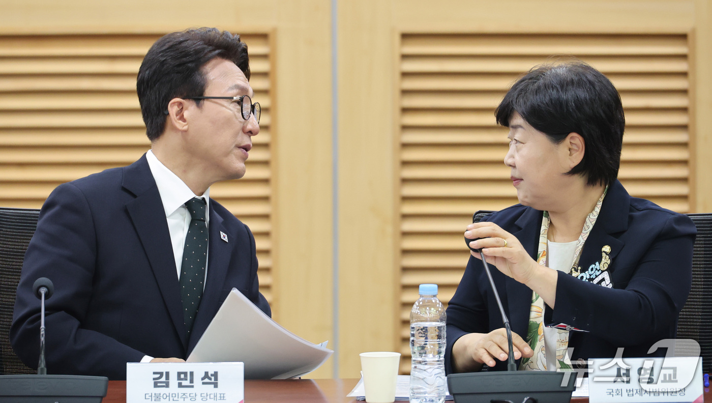 (서울=뉴스1) 신웅수 기자 = 김민석 더불어민주당 대표와 서영교 국회 법제사법위원장이 2일 서울 여의도 국회 의원회관에서 열린 대법관 임명 관련 헌법전문가 긴급 좌담회에서 대화를 …