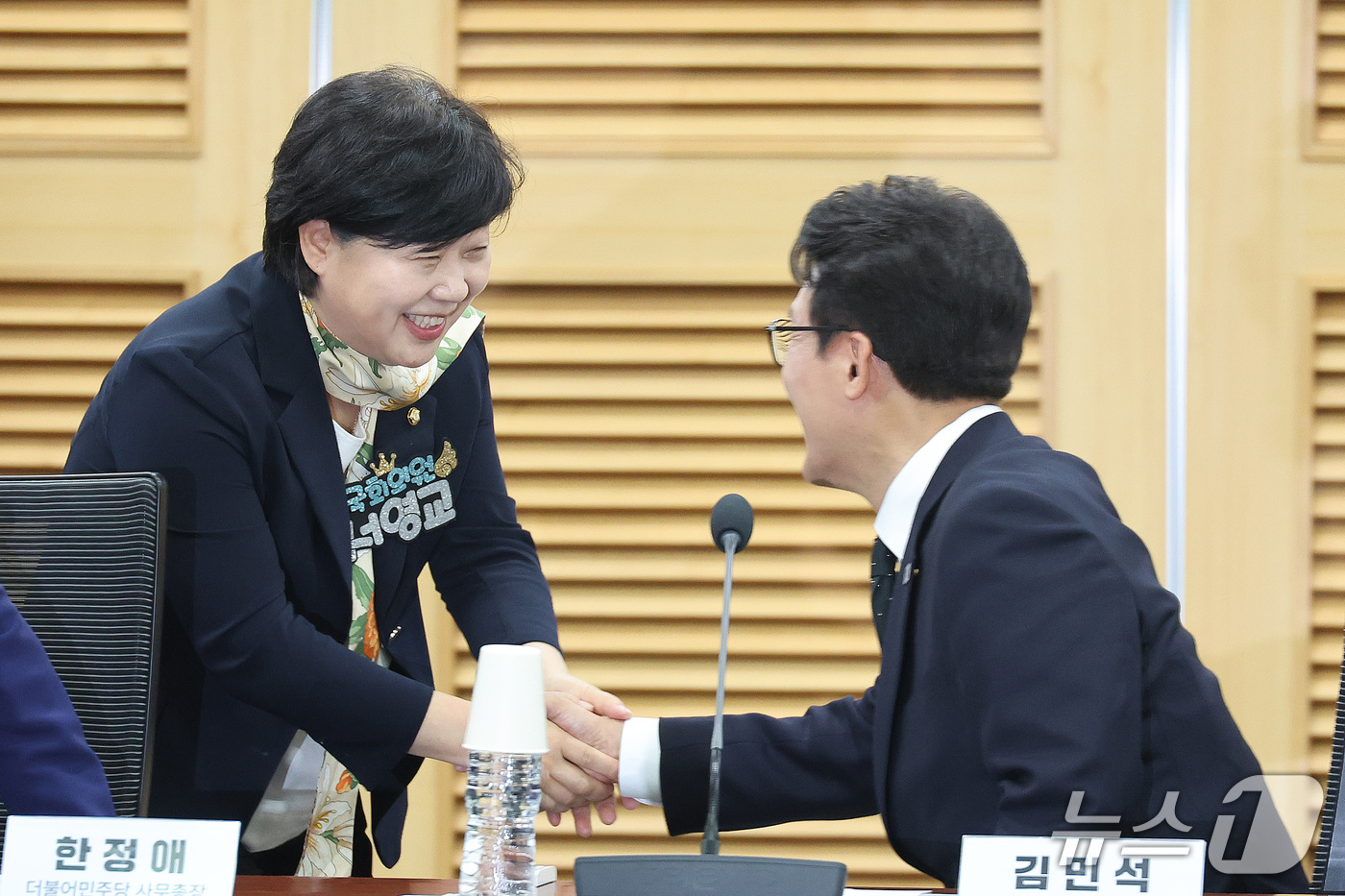 (서울=뉴스1) 신웅수 기자 = 김민석 더불어민주당 대표와 서영교 법제사법위원장이 2일 서울 여의도 국회 의원회관에서 열린 대법관 임명 관련 헌법전문가 긴급 좌담회에서 인사하고 있 …