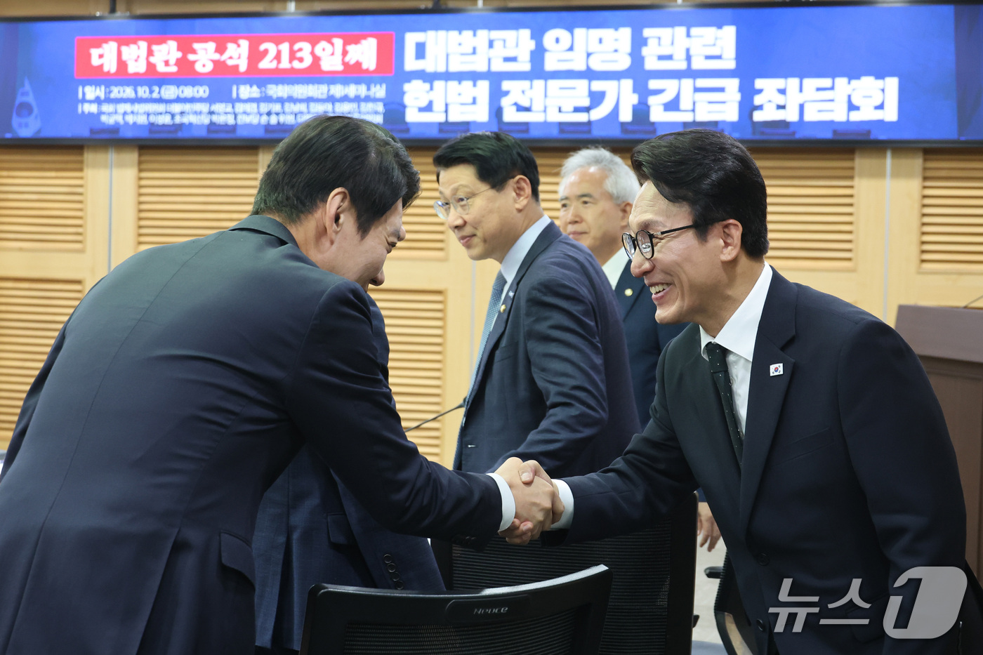 (서울=뉴스1) 신웅수 기자 = 김민석 더불어민주당 대표가 2일 서울 여의도 국회 의원회관에서 열린 대법관 임명 관련 헌법전문가 긴급 좌담회에서 참석자들과 인사하고 있다. 2026 …