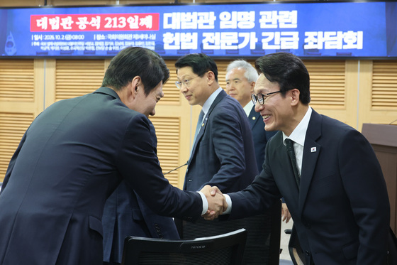 인사나누는 김민석 대표
