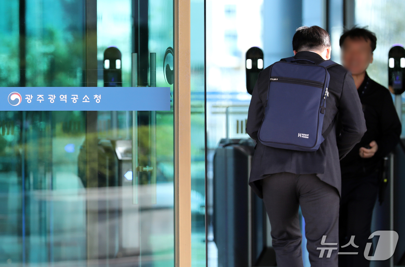 (광주=뉴스1) 안재영 기자 = 공소청 출범일인 2일 오전 전남 광주 동구 지산동 광주지방·광역공소청으로 직원이 출근하고 있다. 2026.10.2/뉴스1