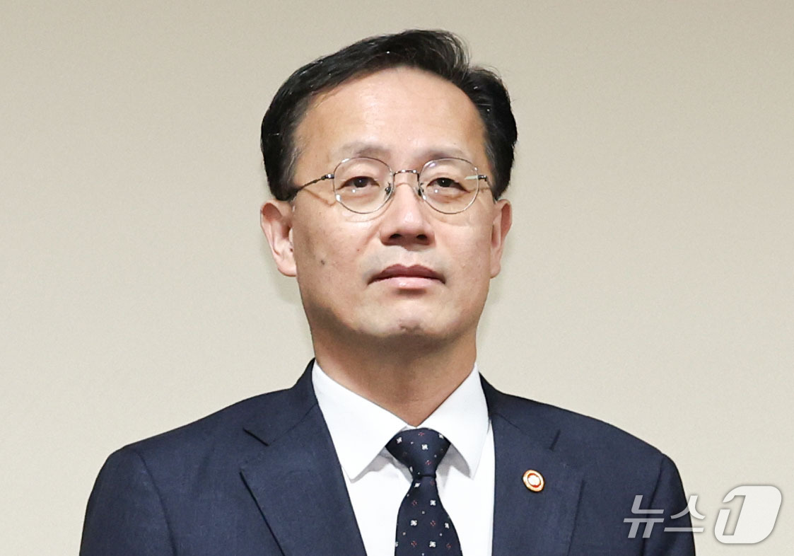 (서울=뉴스1) 이종수 기자 = 이형일 부총리 겸 재정경제부 장관이 2일 오전 서울 중구 은행회관에서 열린 시장상황점검회의에 참석하고 있다. 2026.10.2/뉴스1
